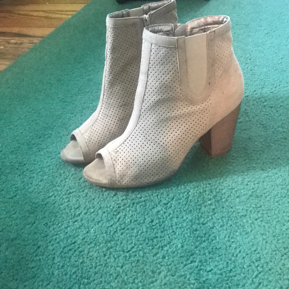 Open tan/ cream toed heels/ booties